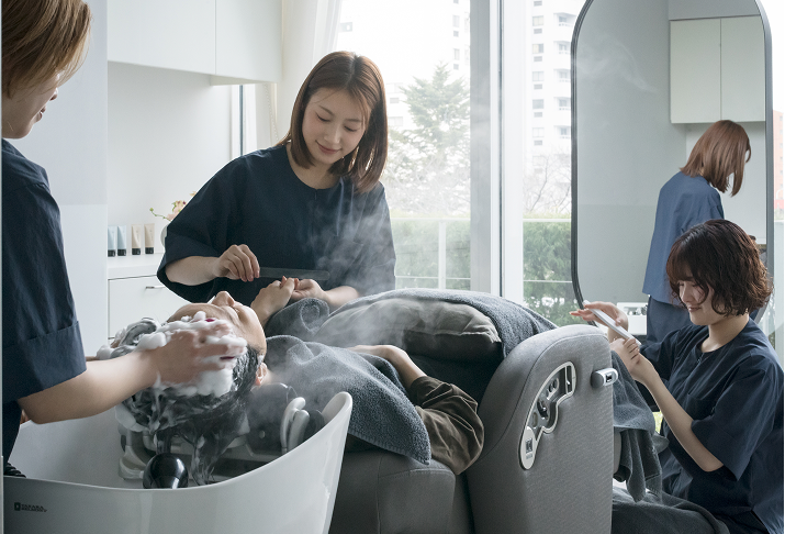 ヘアとネイルを同時に施術している様子