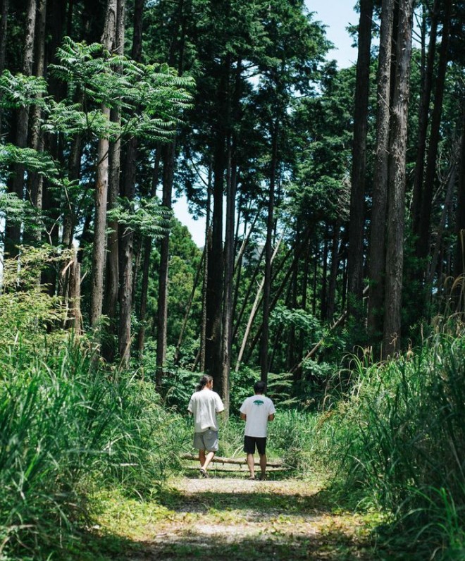 森の道を歩く二人